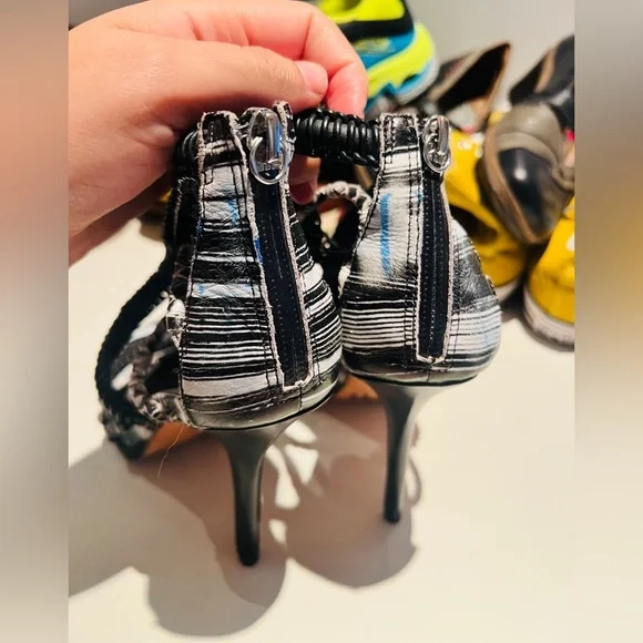 L.A.M.B Zebra Vine Black and White Strappy Leather Heels Sandals Size 8.5 - Picture 14 of 15